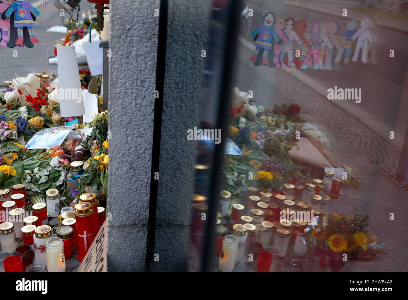 Berlin, Allemagne. 05th mars 2022. Devant l'ambassade d'Ukraine, les gens ont posé de nombreuses fleurs, dessins, bougies et messages textuels pour montrer leur solidarité et leur sympathie pour l'Ukraine. Credit: Carsten Koall/dpa/Alay Live News Banque D'Images