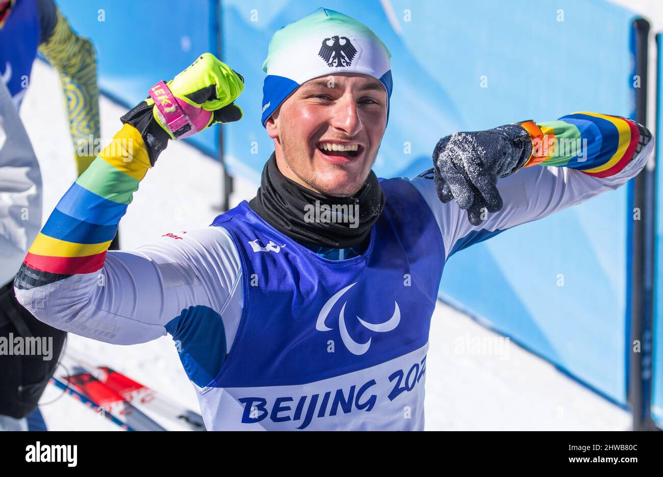 Pékin, Chine. 05th mars 2022. Paralympiques, ski nordique Para, biathlon,  6km debout, hommes: Marco Maier (classement paralympique: LW8 debout) de  l'Allemagne applaudit après sa deuxième place dans la course de plus de
