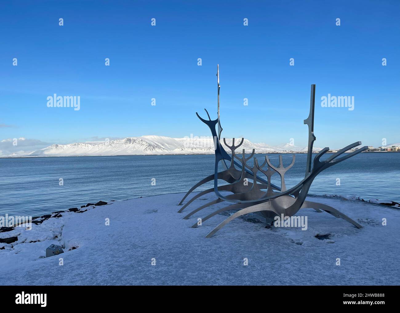 Sun Voyager, ou Solfar, une sculpture étincelante en acier sur le front de mer de Reykjavik qui ressemble à un long navire viking mais qui est en fait un bateau de rêve. Banque D'Images