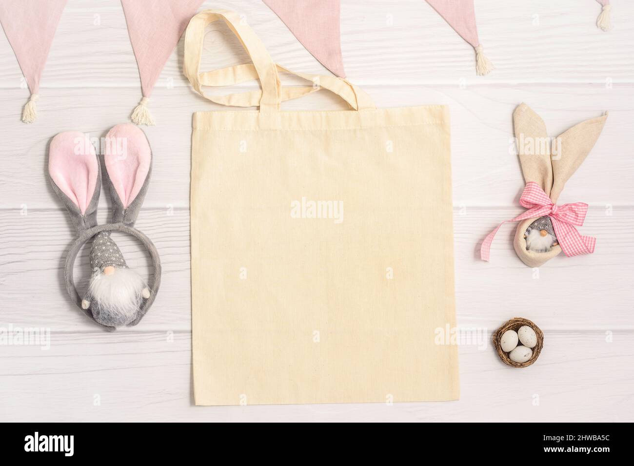 Maquette de Pâques avec sac fourre-tout blanc et oreilles de lapin Banque D'Images