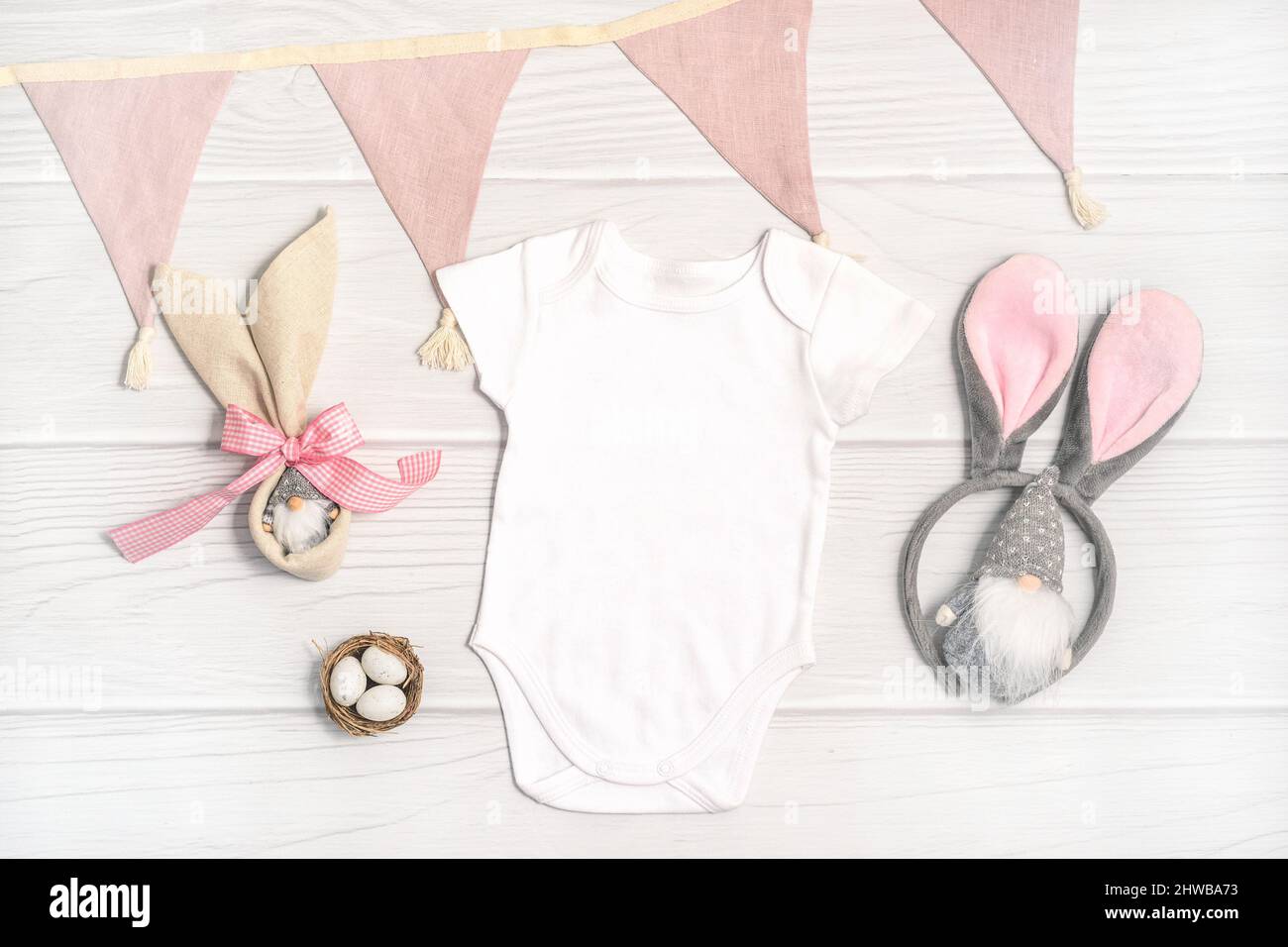 Bodys de Pâques pour bébé avec oreilles de lapin et gnome Banque D'Images