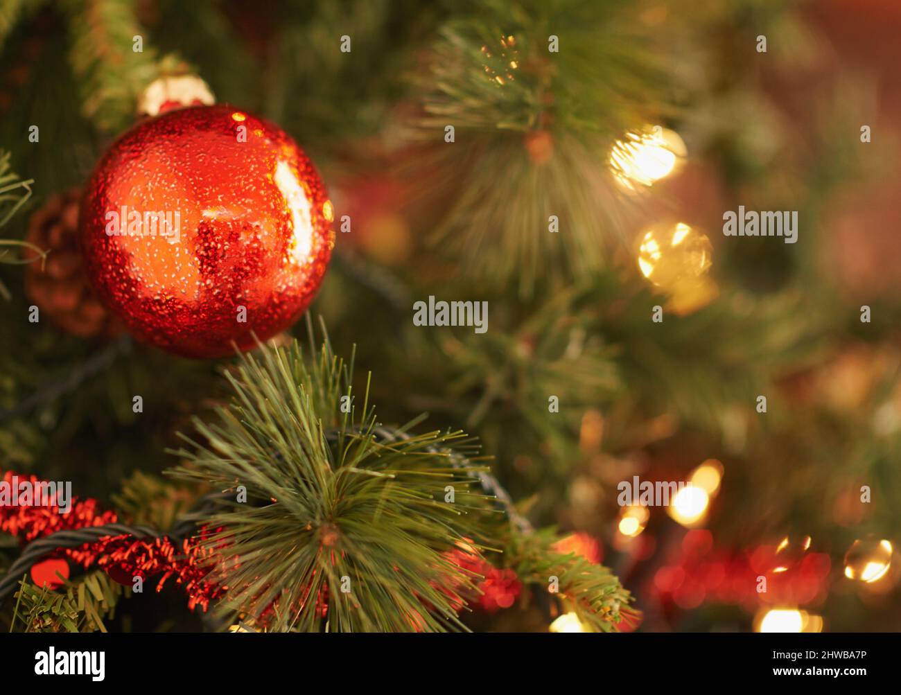 Noël, c'est l'amour... avec toutes les finitions. Gros plan des décorations de noël sur l'arbre. Banque D'Images