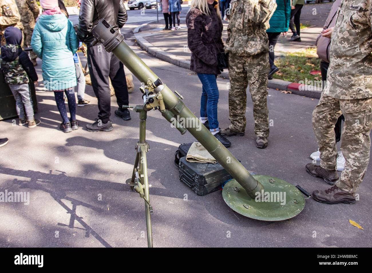 Un lanceur de mines de calibre 120 mm est en service avec l'armée ukrainienne pour contrer l'agression russe et défendre l'indépendance.Arme de soutien d'artillerie mort Banque D'Images
