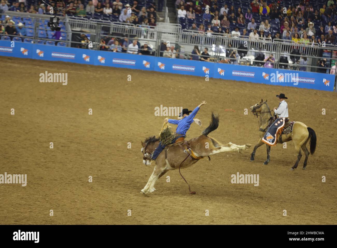 Houston, États-Unis. 4th mars 2022. Cowboys concourent au Houston Livestock Show à Houston, Texas, États-Unis, le 4 mars 2022. Le Houston Livestock Show and Rodeo, avec une histoire de 90 ans, est plein de culture de cow-boy et les coutumes de l'Ouest américain. Le festival débute le 28 février de cette année et se termine le 20 mars. Credit: Xu Jianmei/Xinhua/Alamy Live News Banque D'Images