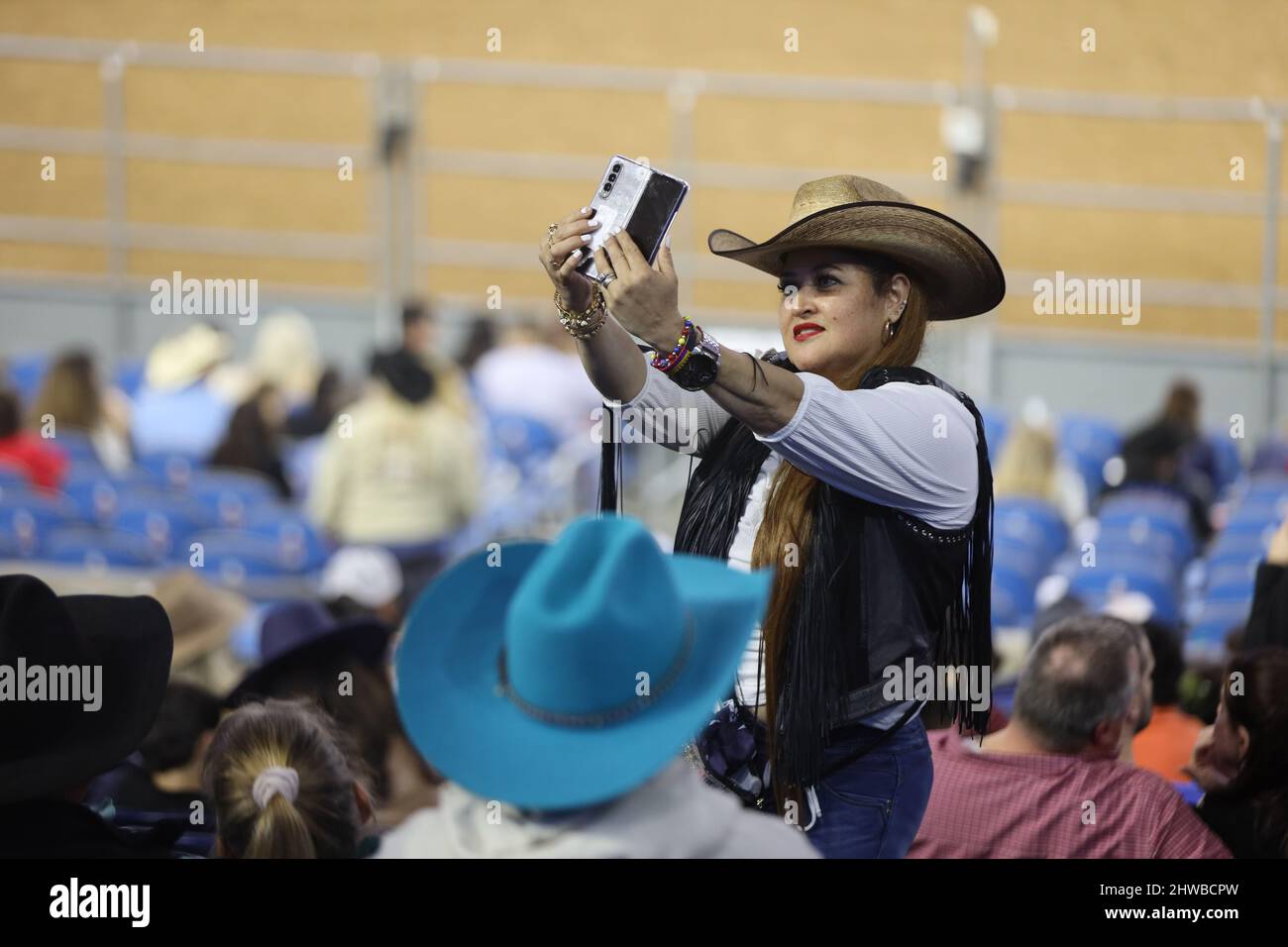 Houston, États-Unis. 4th mars 2022. Une femme prend un selfie lors du Houston Livestock Show à Houston, Texas, États-Unis, le 4 mars 2022. Le Houston Livestock Show and Rodeo, avec une histoire de 90 ans, est plein de culture de cow-boy et les coutumes de l'Ouest américain. Le festival débute le 28 février de cette année et se termine le 20 mars. Credit: Xu Jianmei/Xinhua/Alamy Live News Banque D'Images