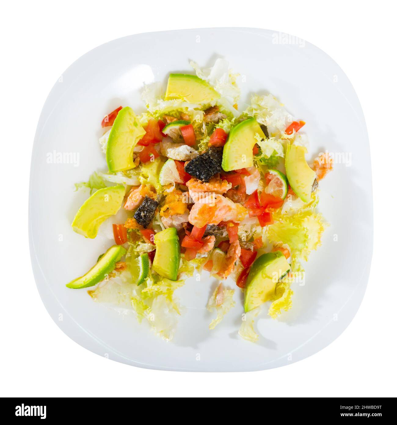 Vue de dessus de salade colorée avec du saumon grillé, Avocat, tomates, feuilles de laitue, servi sur assiette blanche. Plus isolé sur fond blanc Banque D'Images