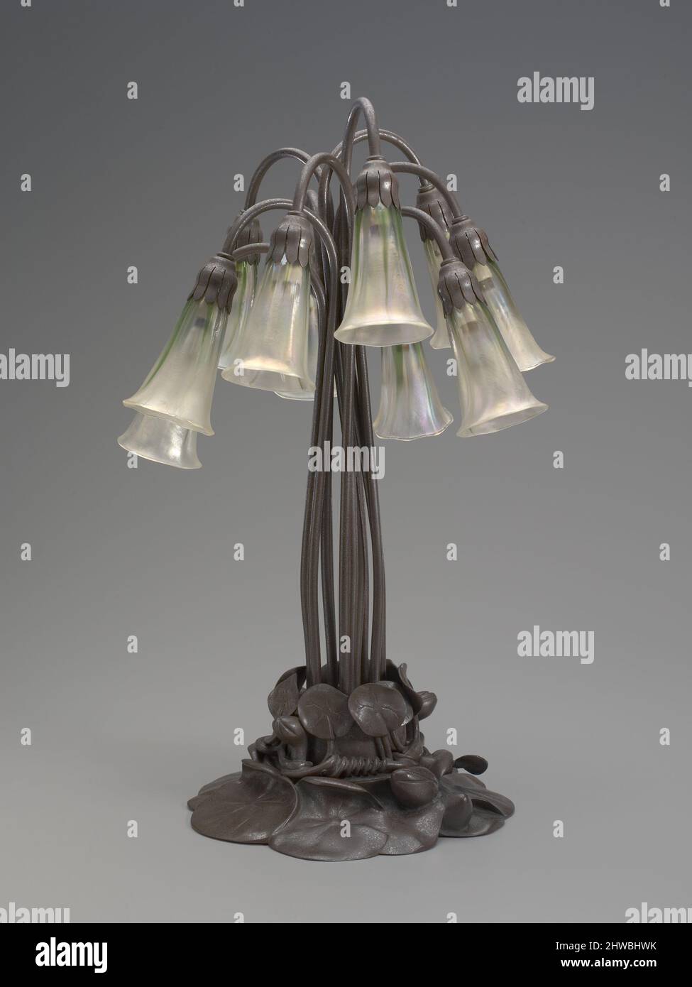 Lampe de table. Concepteur : Louis Comfort Tiffany, cuisine américaine, 1848–1933Manufacturer : Tiffany Studios, cuisine américaine, 1890–1932 Banque D'Images