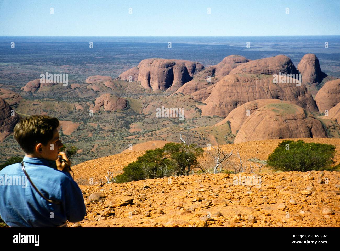 Expédition à l'école de Grammar de Melbourne, territoire du Nord, Australie en 1956 garçon à l'Olgas, Kata Tjuta Banque D'Images