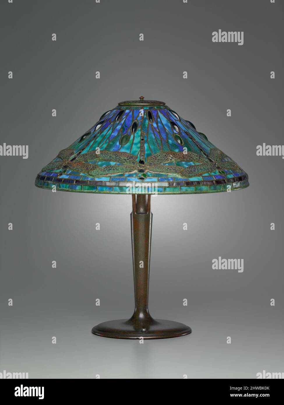 Lampe de table. Designer: Clara Driscoll, américaine, 1881–1945Manufacturer: Tiffany Studios, américaine, 1890–1932 Banque D'Images