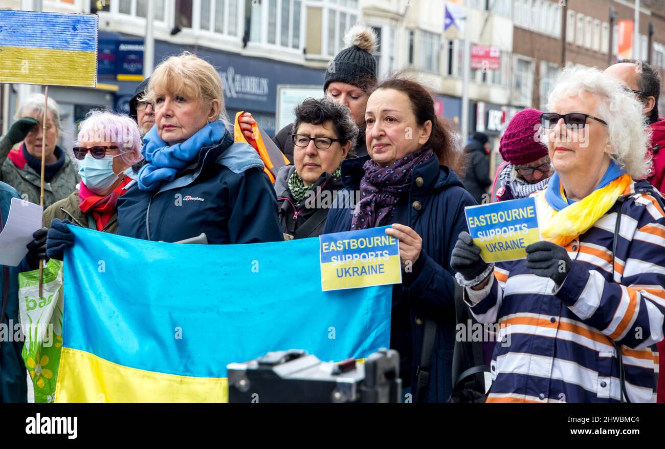 Eastbourne, East Sussex, Royaume-Uni. 5th mars 2022. La députée conservatrice d'Eastbourne Caroline Ansell (non représentée sur la photo) est rejointe par d'autres politiciens locaux pour condamner les actions de la Russie et montrer leur solidarité pour le peuple ukrainien. Credit: Newspics UK South/Alamy Live News Banque D'Images