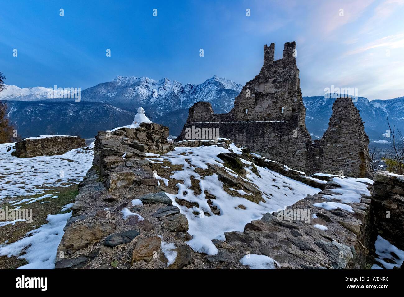 Les ruines crénelées du château de Selva et du mont Cima Vezzena en hiver. Levico terme, province de Trento, Trentin-Haut-Adige, Italie, Europe. Banque D'Images