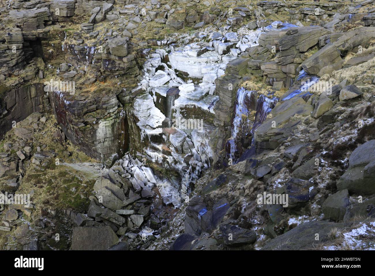 Une chute d'eau de Kinder surgelée, Kinder Scout, Pennine Way, Peak District National Park, Derbyshire, Angleterre, Royaume-Uni Banque D'Images