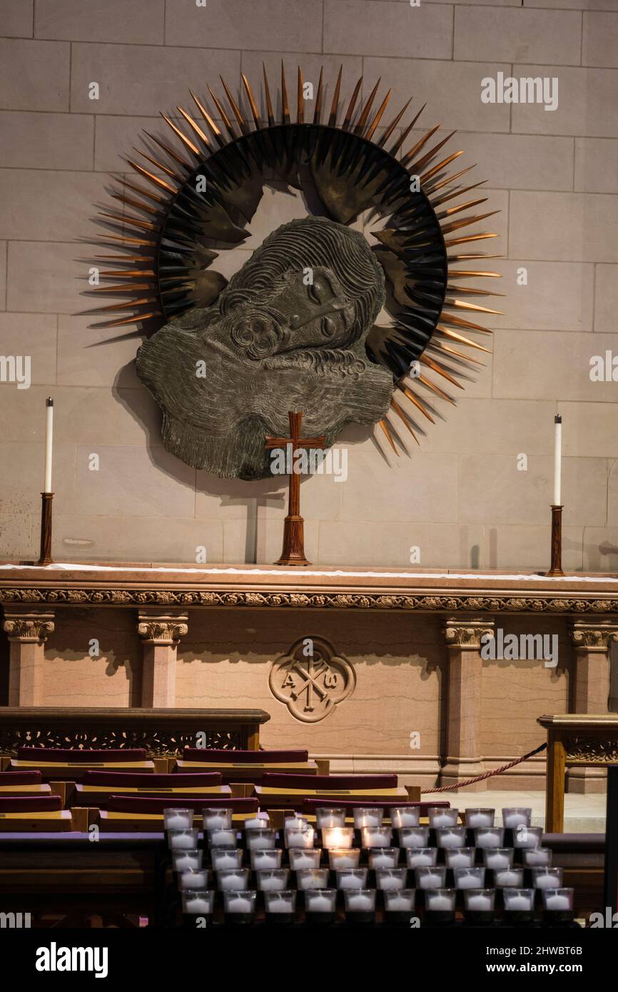 Cathédrale nationale, Washington, DC, Etats-Unis. La Chapelle du souvenir de la guerre. Sculpture du Christ souffrant. Artiste: Steven Sykes. Banque D'Images