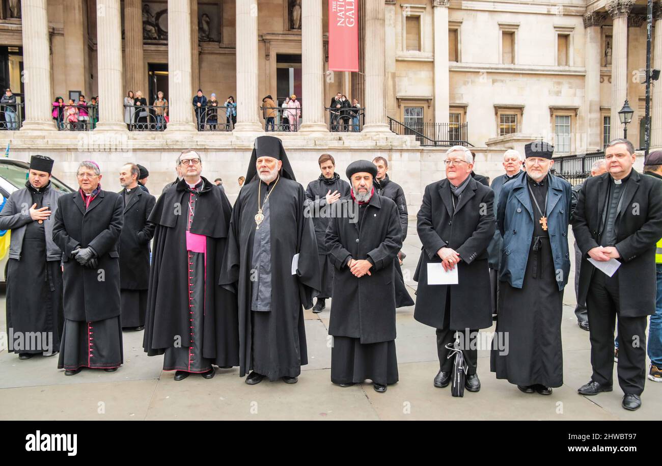 Londres, Royaume-Uni. 05 mars 2022 les Ukraniens se sont rassemblés sur la place Trafalgar avec les autorités religieuses pour prier pour l'Ukraine et pour protester contre l'invasion de leur pays par Poutine.Paul Quezada-Neiman/Alamy Live News Banque D'Images