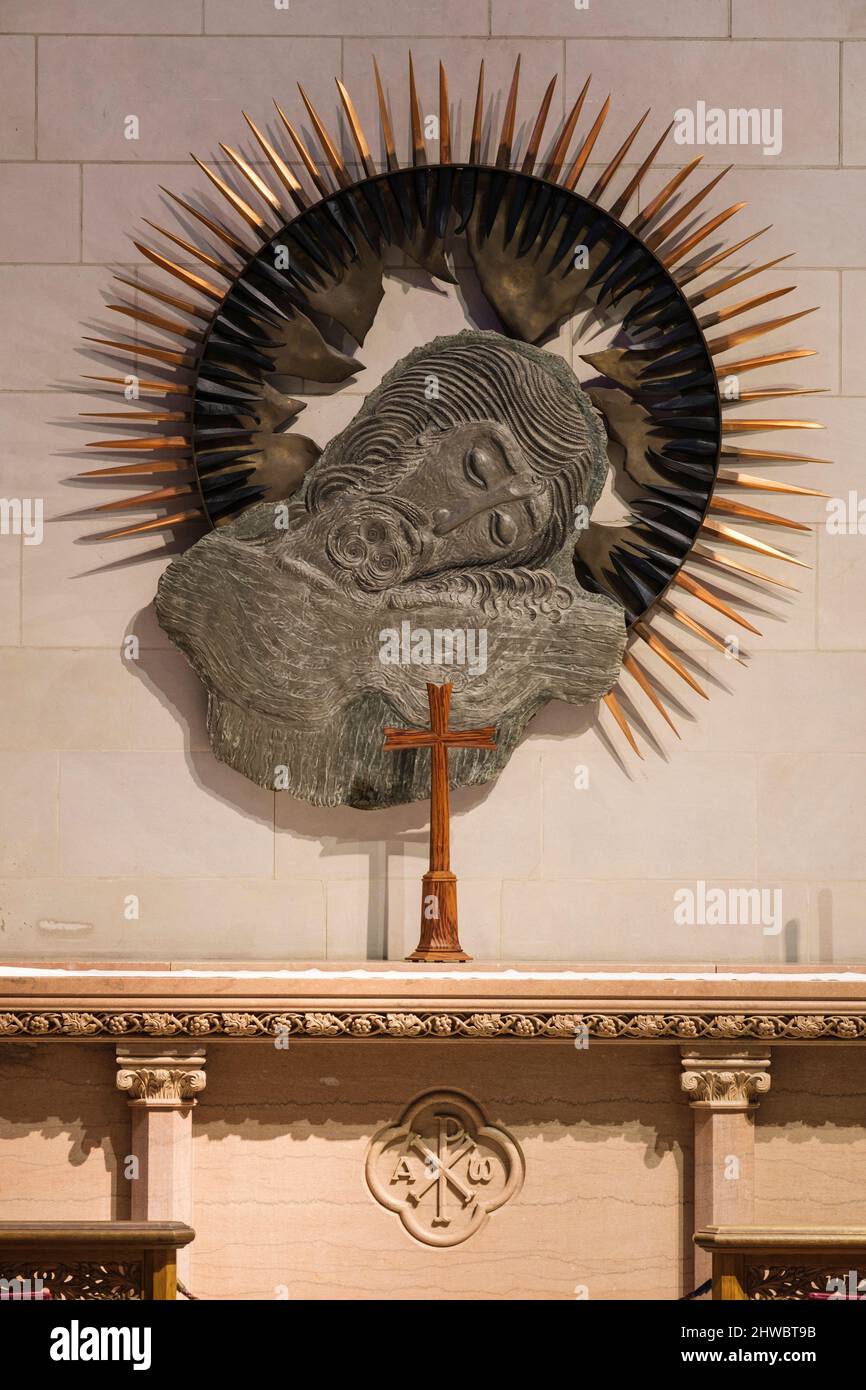 Cathédrale nationale, Washington, DC, Etats-Unis. La Chapelle du souvenir de la guerre. Sculpture du Christ souffrant. Artiste: Steven Sykes. Banque D'Images