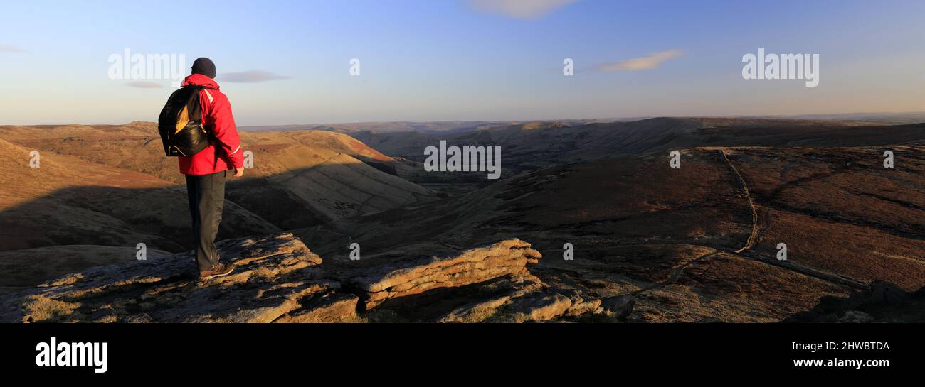 Walker on rock formations, Kinder Scout, Pennine Way, Derbyshire, Peak District National Park, Angleterre, Royaume-Uni Banque D'Images