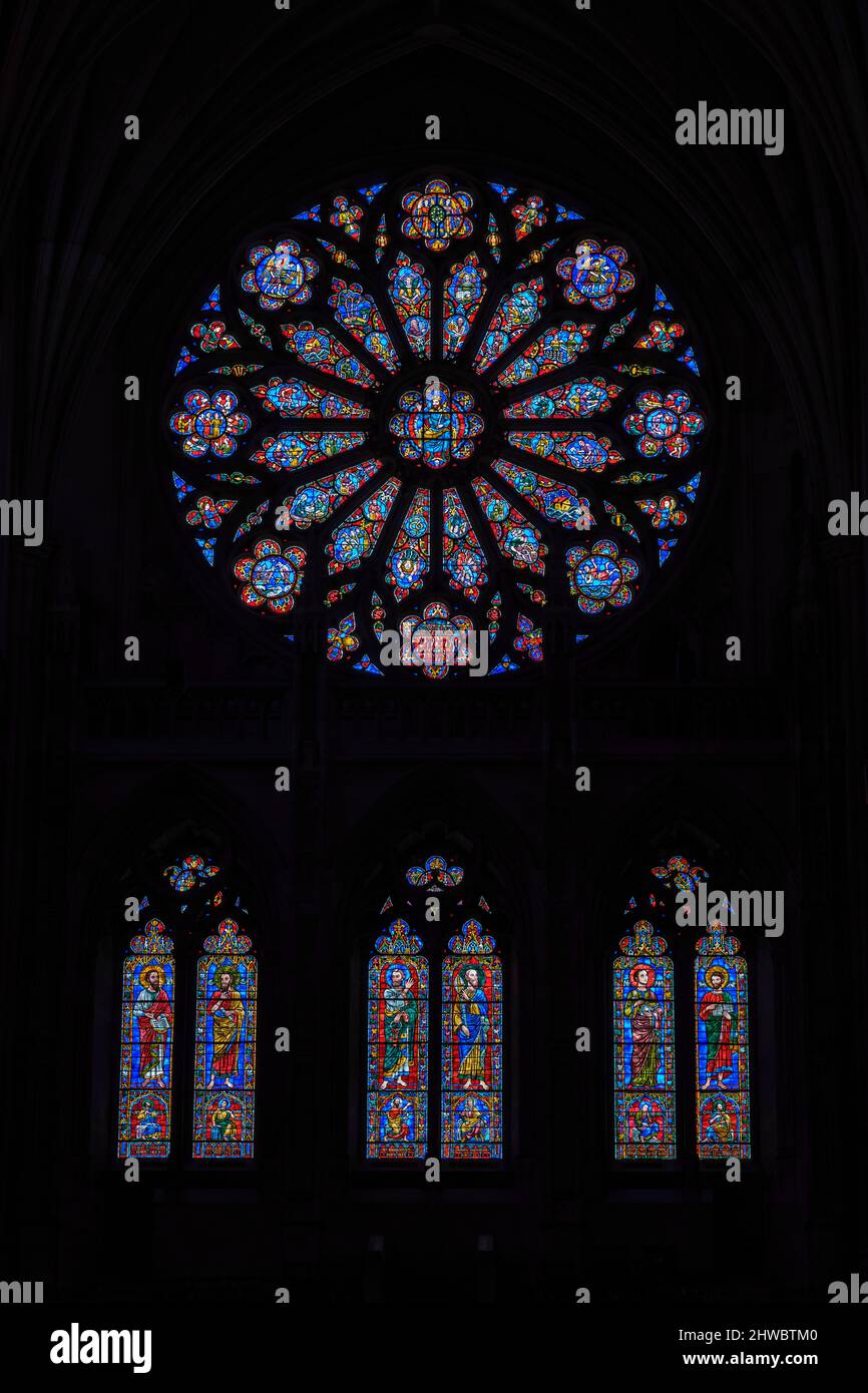 Cathédrale nationale, Washington, DC, Etats-Unis. North Rose Window, jugement dernier. Christ le juge au centre. Artisan : Lawrence B. Saint. Banque D'Images