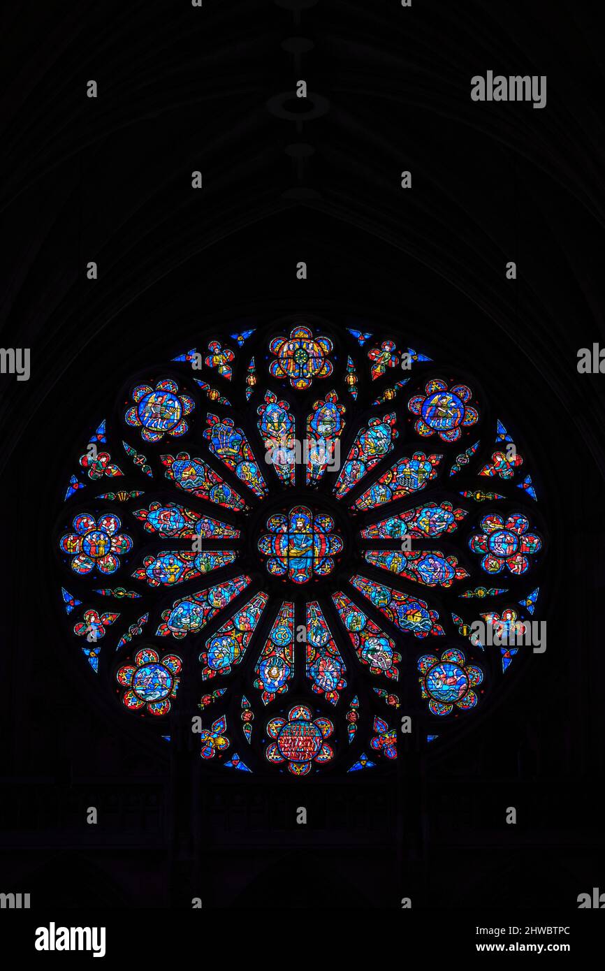 Cathédrale nationale, Washington, DC, Etats-Unis. North Rose Window, jugement dernier. Christ le juge au centre. Artisan : Lawrence B. Saint. Banque D'Images