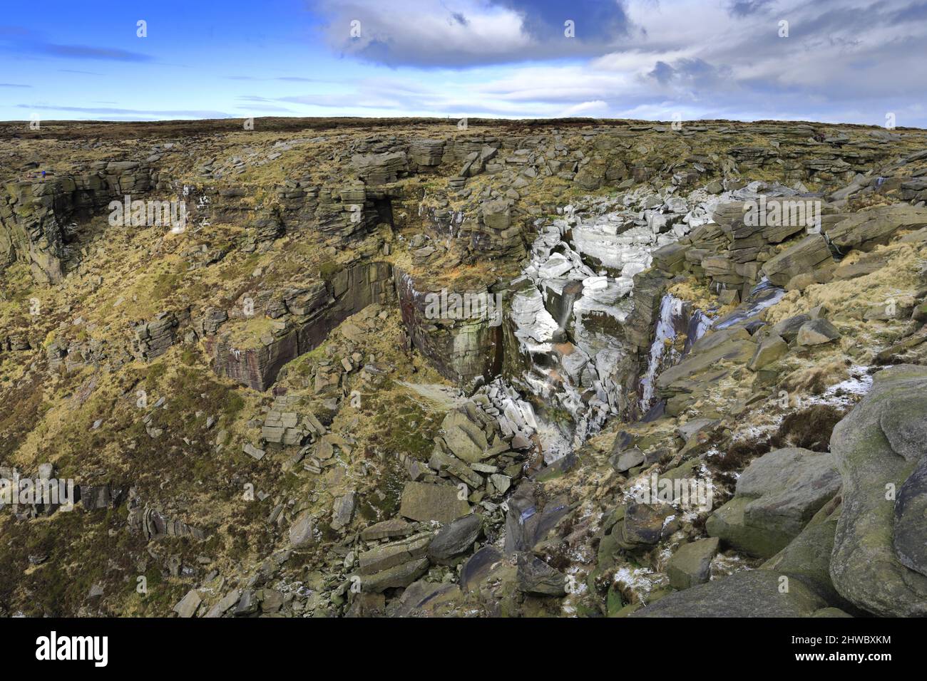 Une chute d'eau de Kinder surgelée, Kinder Scout, Pennine Way, Peak District National Park, Derbyshire, Angleterre, Royaume-Uni Banque D'Images