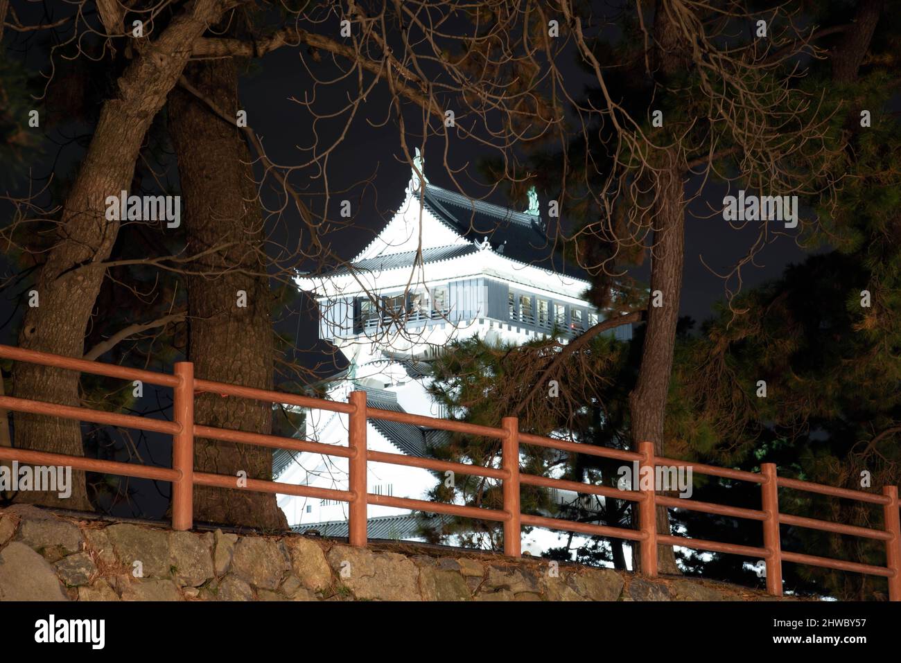 Le château de Kokura la nuit dans la ville de Kitakyushu, au Japon Banque D'Images