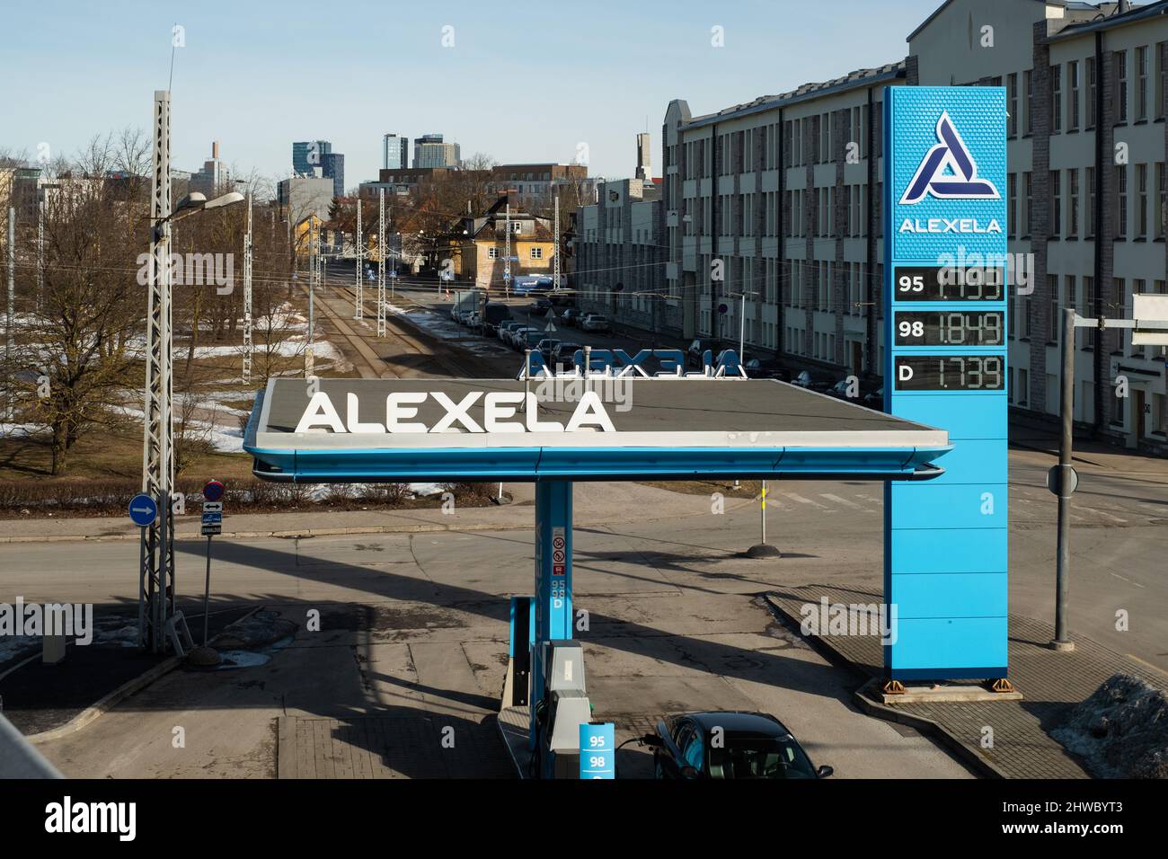 Des prix record du carburant à la station-service Alexela dans l'Union européenne. Crise du carburant. Banque D'Images