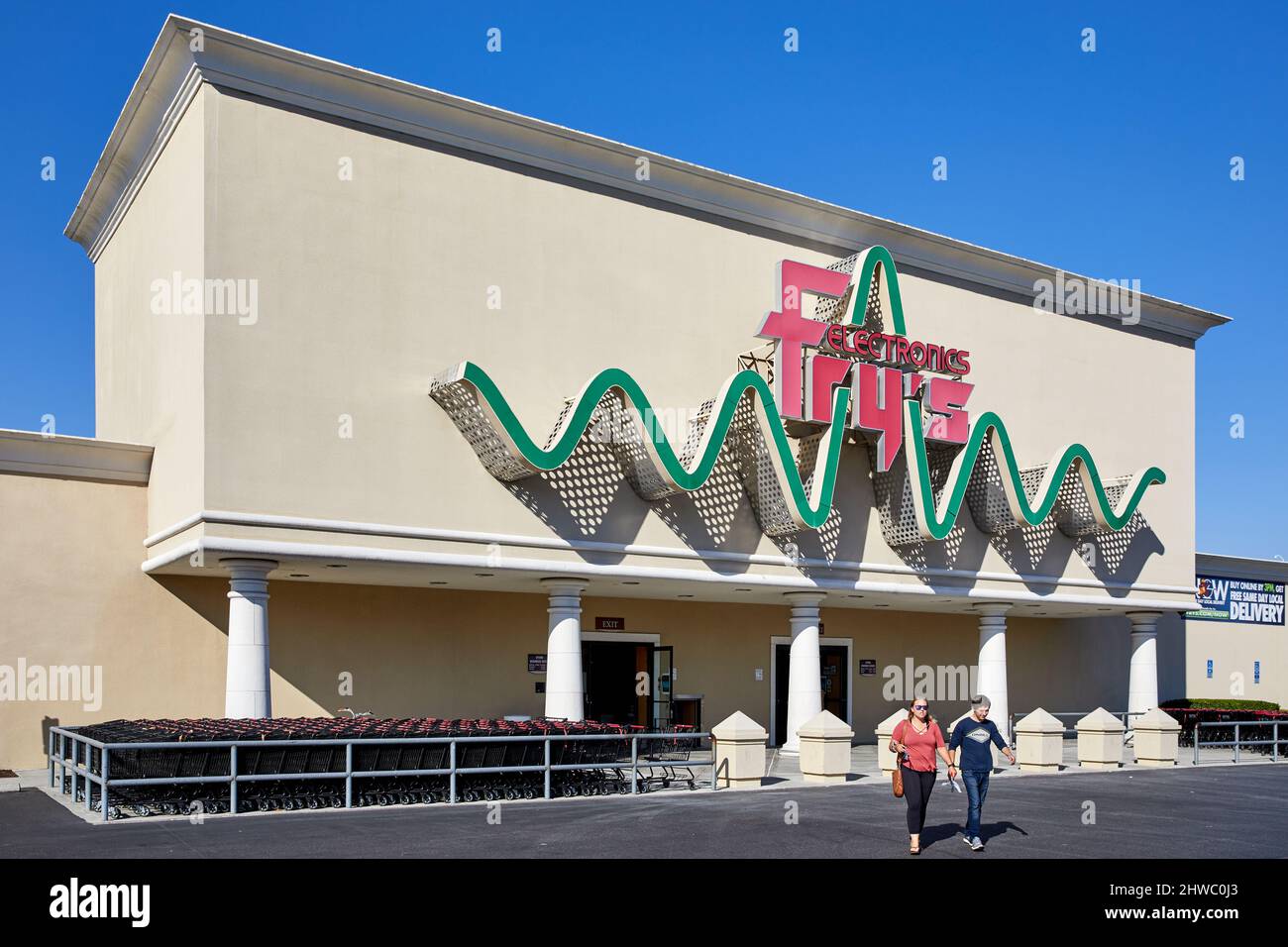 Deux personnes venant de Fry's Electronics ; East Arques Avenue, Sunnyvale, Californie Banque D'Images