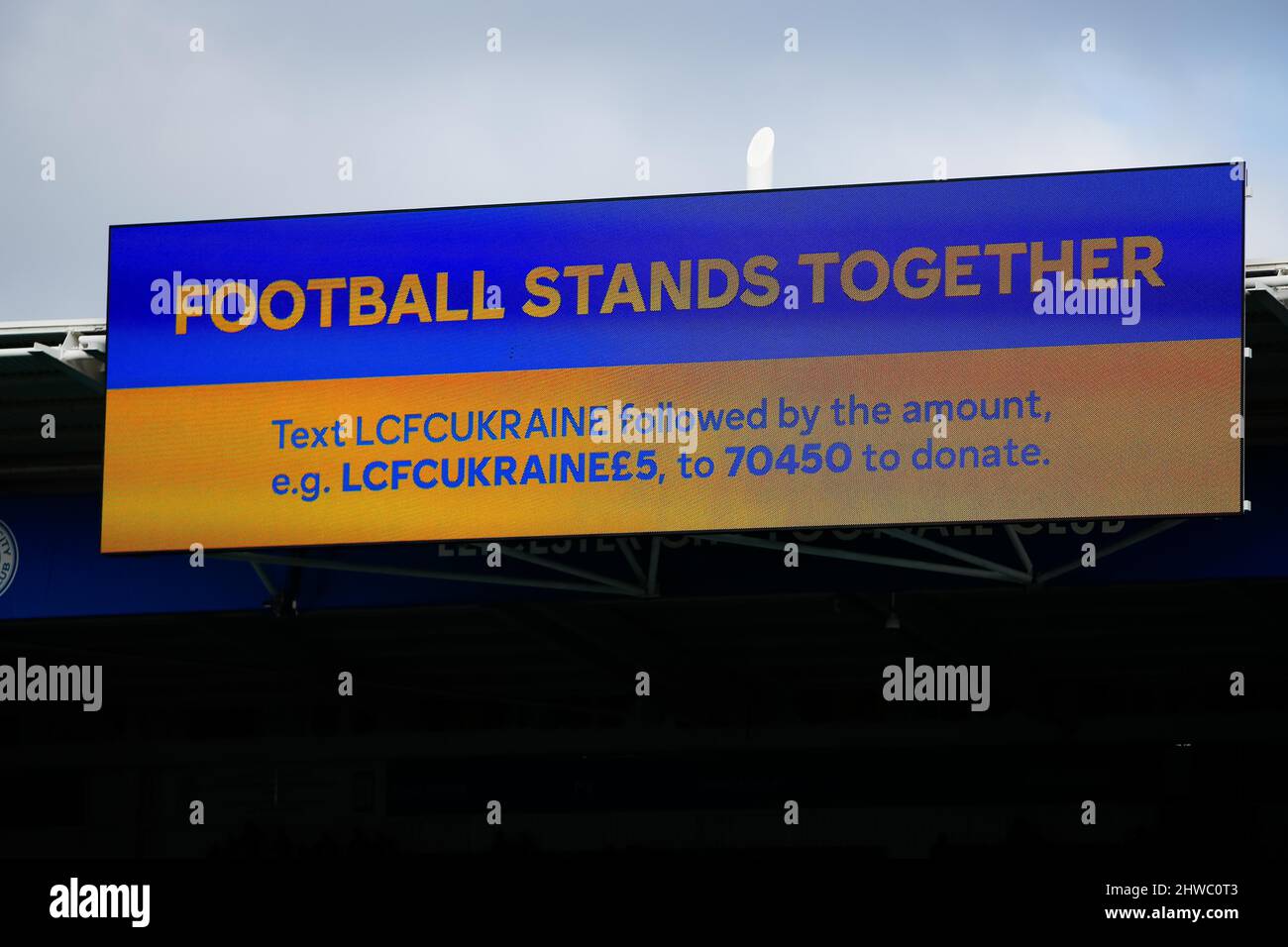 Leicester, Royaume-Uni. 05th mars 2022. 5th mars 2022 ; The King Power Stadium, Leicester, Leicestershire, Angleterre ; Premier League football, Leicester City contre Leeds United ; A &#x2018 ; football se dresse ensemble&#x2019 ; le message en faveur des Ukrainiens pendant la guerre d'Ukraine est affiché sur grand écran Credit: Action plus Sports Images/Alay Live News Banque D'Images