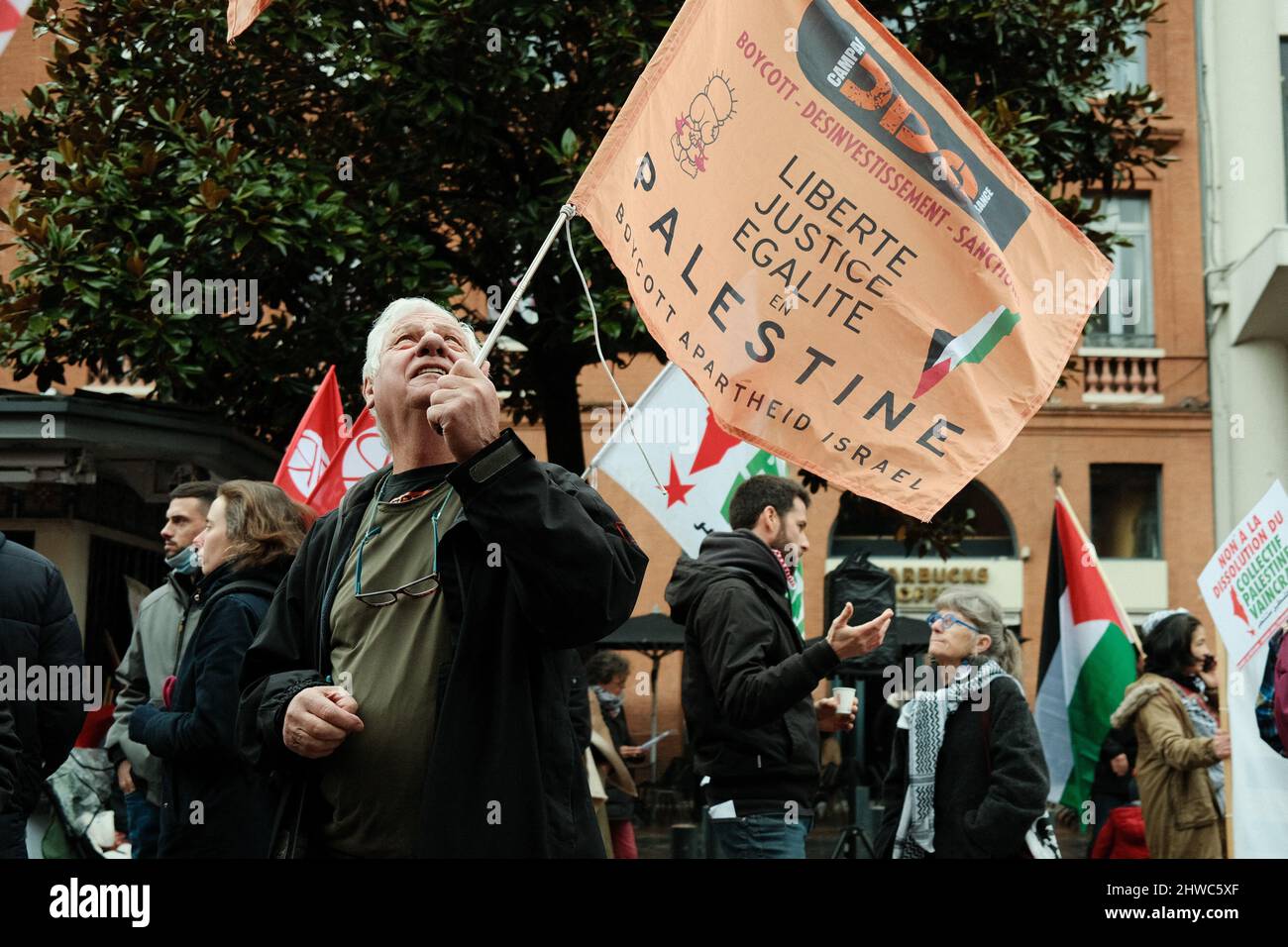 Toulouse, France. 05th mars 2022. Drapeau de BDS (boycott - désinvestissement - sanction). Le ministre français de l'intérieur a demandé, sur décision du Président de la République, la dissolution du collectif palestinien Vaincra (collectif Palestin gagnera). Accusé d'"incitation à la haine, à la discrimination, à la violence" et de "provocation à des actes terroristes", le collectif se défend contre toute fusion, se limitant à un boycott régulier des produits ou des entreprises israéliennes, ou à la dénonciation du jumelage culturel de la ville avec tel Aviv. Toulouse (France), 5 mars 2022. Banque D'Images