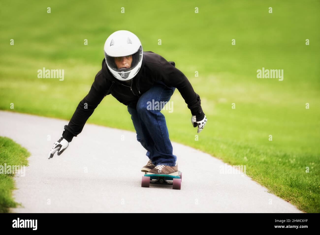 Axé sur la rapidité. Photo d'un skateboarder qui se rend sur une voie de son plateau. Banque D'Images