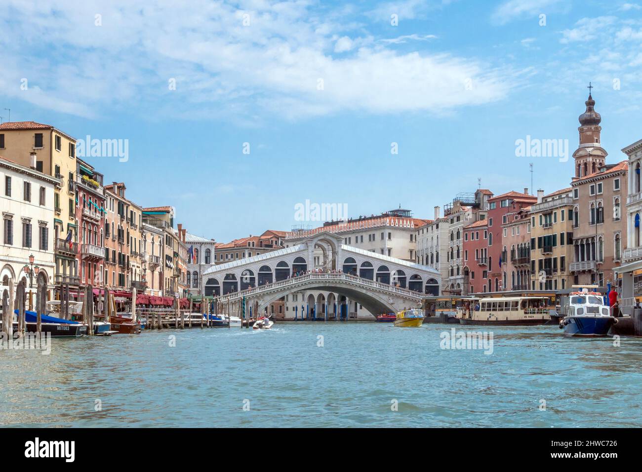 Pont du Rialto. Venise, ITALIE - 22 juillet 2020 Banque D'Images