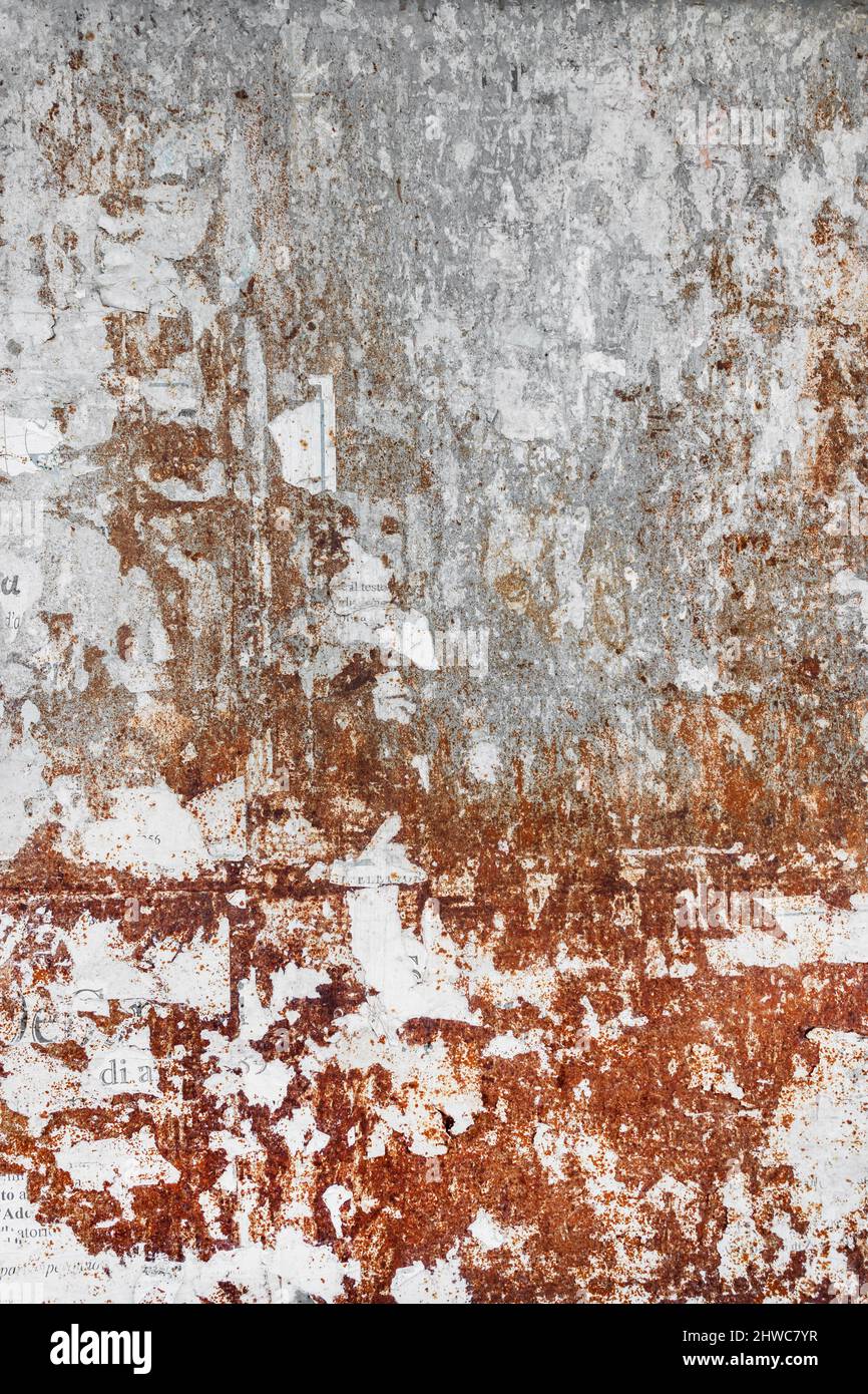Arrière-plan de métal rouillé, avec des morceaux de papier. Banque D'Images