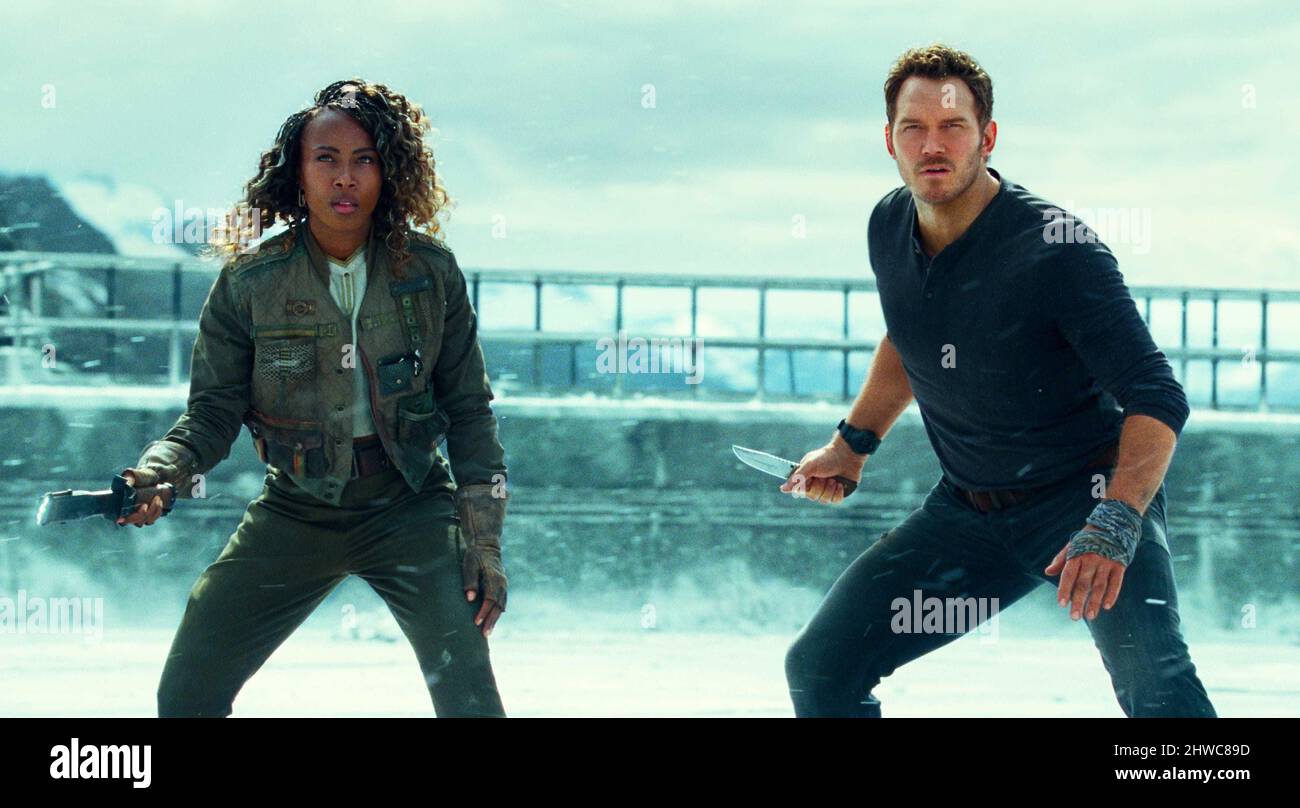 CHRIS PRATT et DEWANDA WISE in JURASSIC WORLD: DOMINION (2022), dirigé par COLIN TREVORROW. Crédit : Amblin Entertainment / Universal Pictures / Perfect World Pictures / Album Banque D'Images