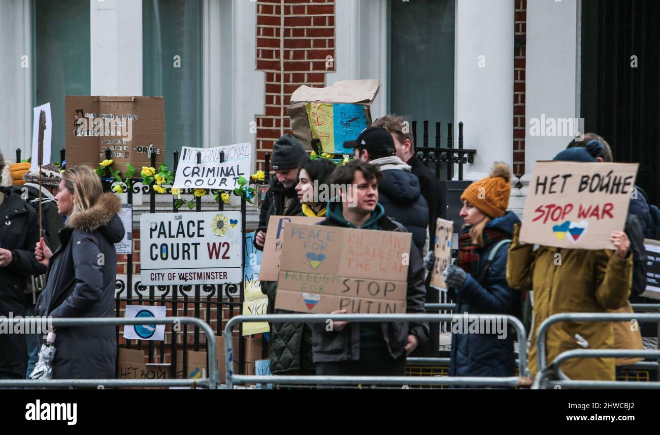 Londres, Royaume-Uni. 05 mars 2022 les murs de l'ambassade sont pleins de souhaits des Ukrainiens et des Russes vivant à Londres, Royaume-Uni.les Rainians se sont rassemblés en face de l'ambassade de Russie à Notting Hill pour protester contre l'invasion de leur pays par Poutine.Paul Quezada-Neiman/Alay Live News Banque D'Images