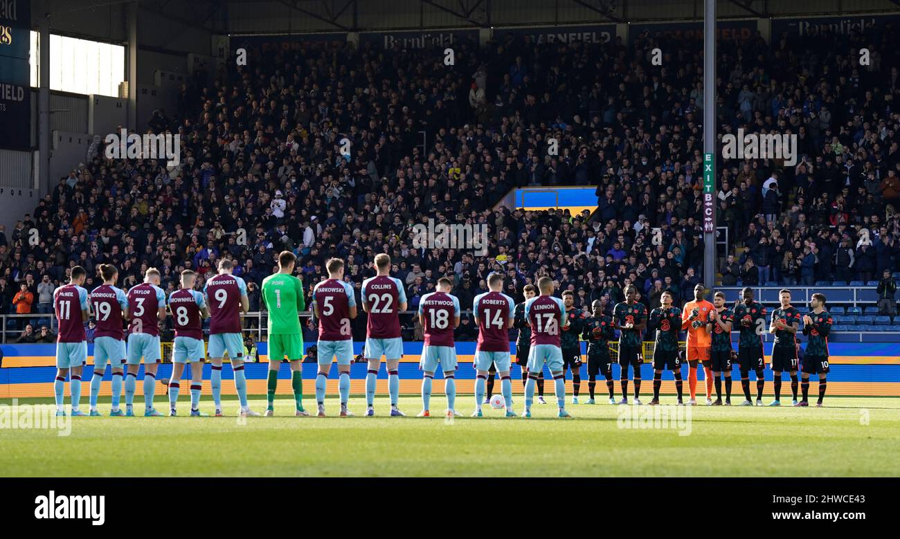 Burnley, Angleterre, le 5th mars 2022. Les deux équipes montrent leur soutien à l'Ukraine lors du match de la Premier League à Turf Moor, Burnley. Crédit photo devrait se lire: Andrew Yates / Sportimage crédit: Sportimage / Alay Live News Banque D'Images