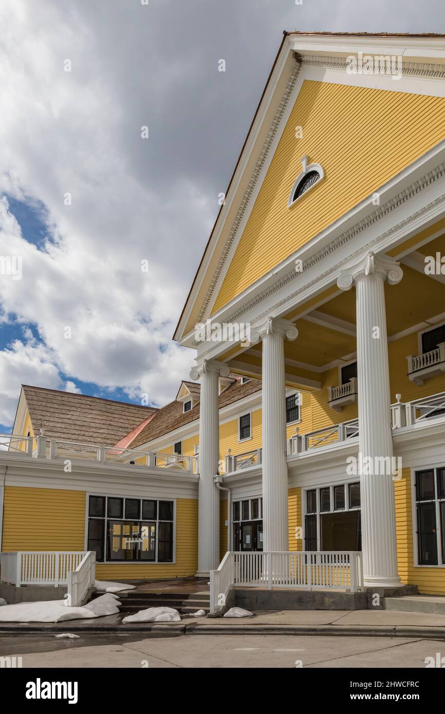 Le Lake Hotel peu avant l'ouverture pour la saison le long de la rive du lac Yellowstone, parc national de Yellowstone, mai, Wyoming, États-Unis Banque D'Images