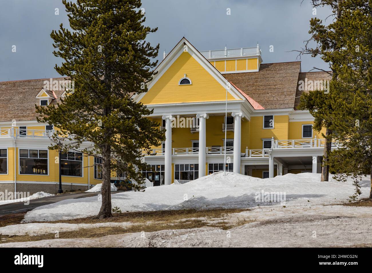 Le Lake Hotel peu avant l'ouverture pour la saison le long de la rive du lac Yellowstone, parc national de Yellowstone, mai, Wyoming, États-Unis Banque D'Images