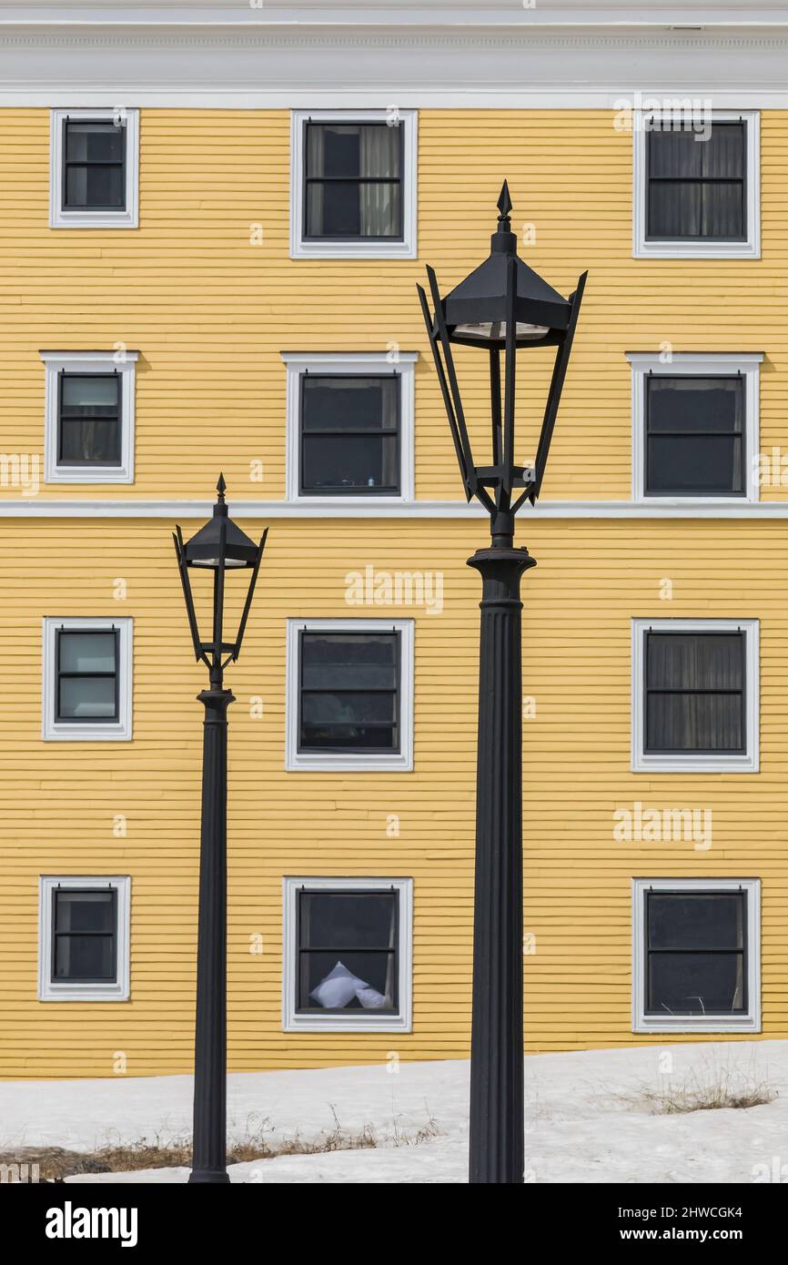 Le Lake Hotel peu avant l'ouverture pour la saison le long de la rive du lac Yellowstone, parc national de Yellowstone, mai, Wyoming, États-Unis Banque D'Images