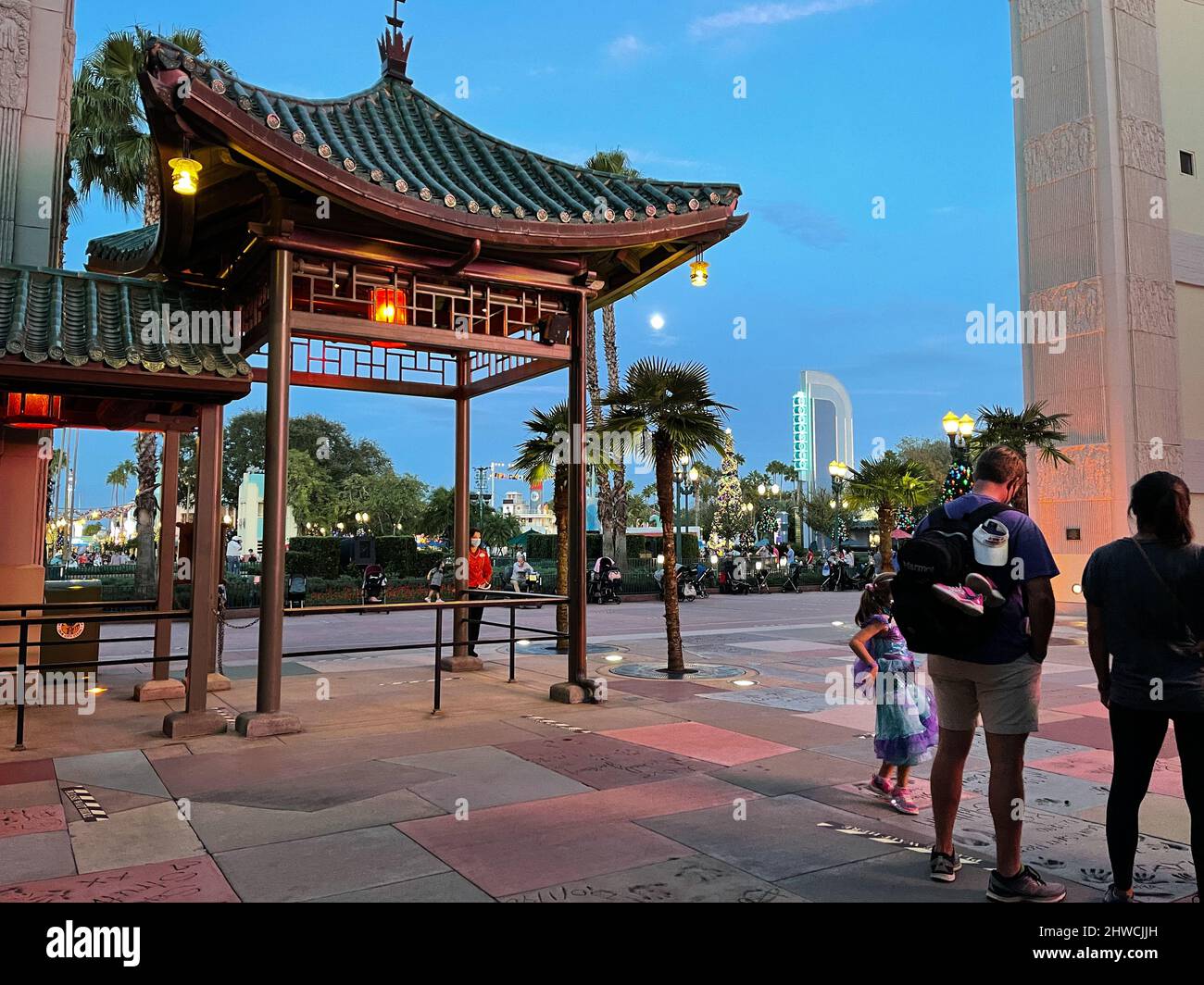 Orlando, FL USA- 28 novembre 2020: Les gens qui marchent autour de Hollywood Studios Walt Disney World à Orlando, Floride. Banque D'Images