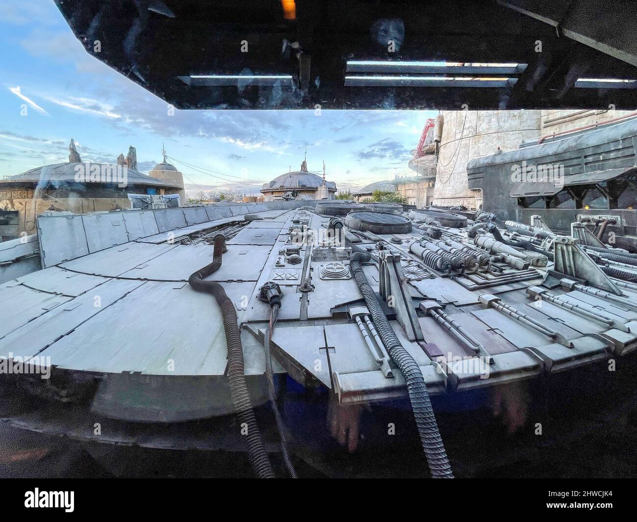 Orlando, FL USA- 28 novembre 2020:la partie supérieure du Millennium Falcon dans la région de Stars Wars Hollywood Studios Walt Disney World à Orlando, Floride. Banque D'Images