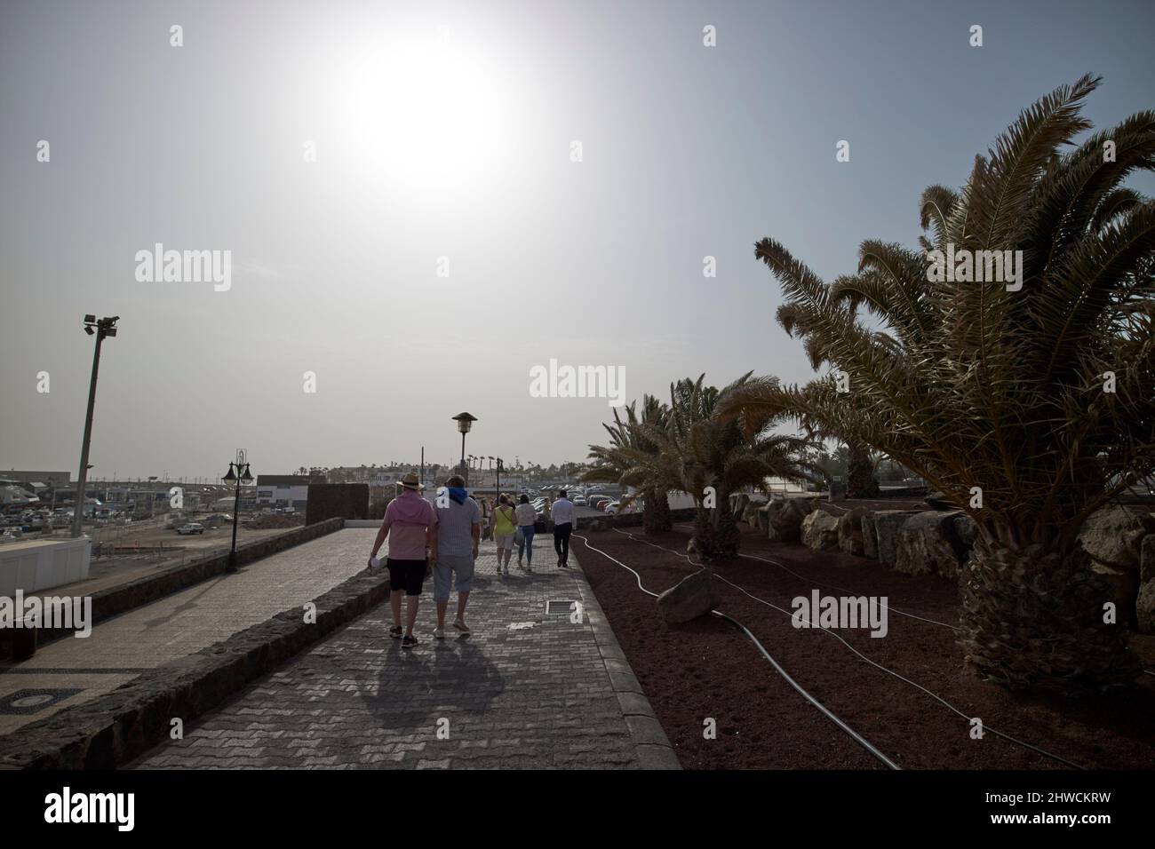 le vent de calima souffle dans la poussière et le sable qui obscurcit le ciel et le soleil playa blanca lanzarote îles canaries espagne Banque D'Images
