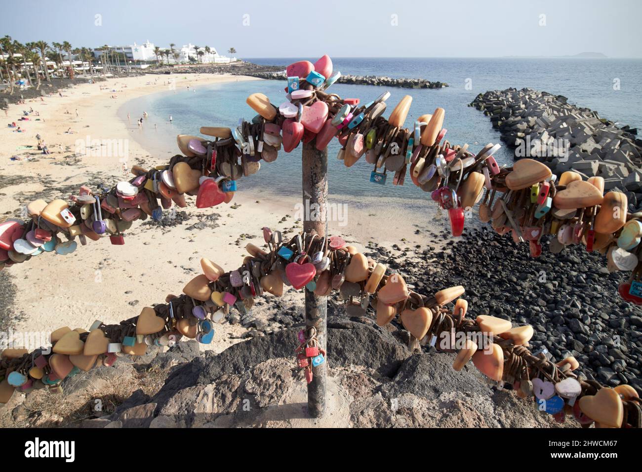 locks d'amour sur la clôture de chaîne surplombant playa flamingo playa blanca lanzarote îles canaries espagne Banque D'Images