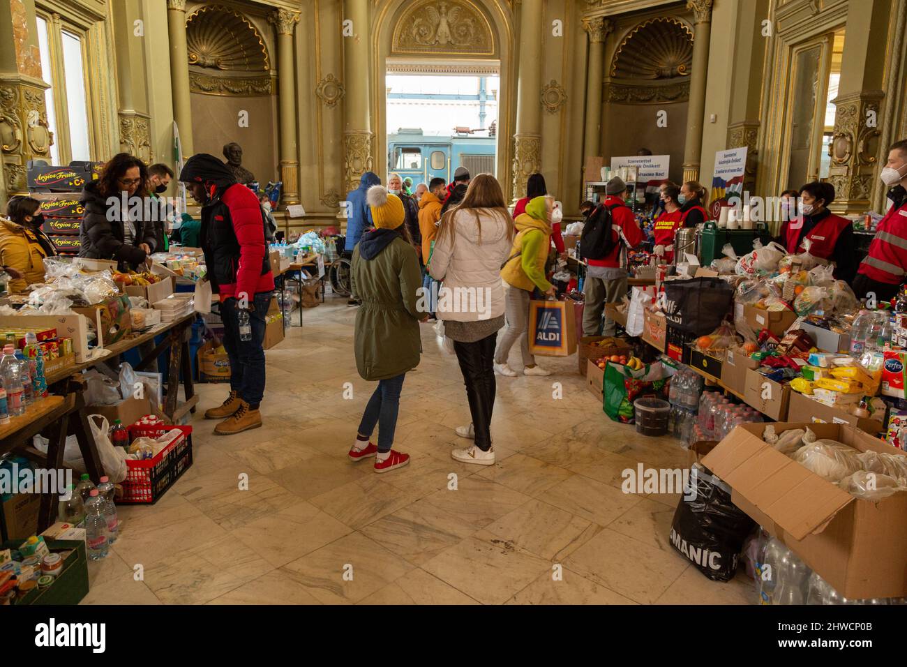 Les réfugiés de la guerre d'Ukraine arrivent à Budapest et reçoivent de l'aide, de la nourriture, des fournitures et de l'eau d'organisations caritatives hongroises. Banque D'Images