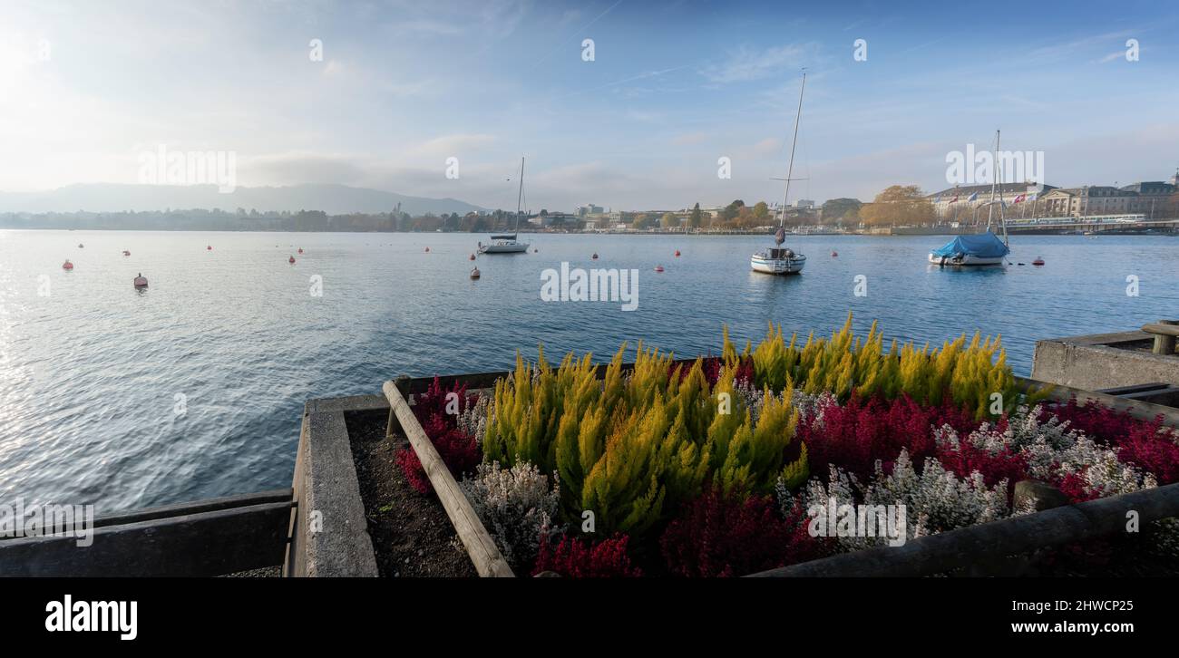 Vue panoramique sur le lac de Zurich et les bateaux - Zurich, Suisse Banque D'Images