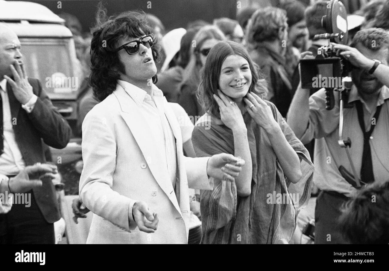 La chanteuse Donovan danse avec une fille (probablement l'ex-amie de Linda Lawrence Brian Jone) pendant le concert à Hyde Park, qui était à la tête des Rolling Stones.5th juillet 1969. Banque D'Images