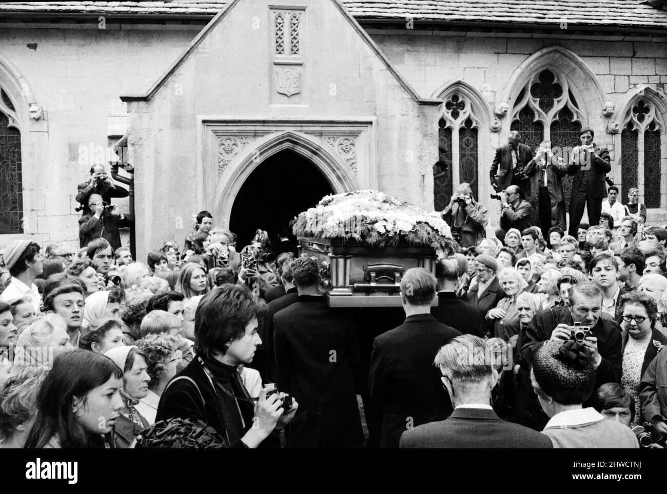 Le cercueil des Rolling Stones Brian Jones est porté à l'intérieur de l'église de la paroisse de Cheltenham pendant son service funéraire après qu'il a été retrouvé noyé dans sa piscine à sa maison de ferme de Cotchford.10th juillet 1969. Banque D'Images