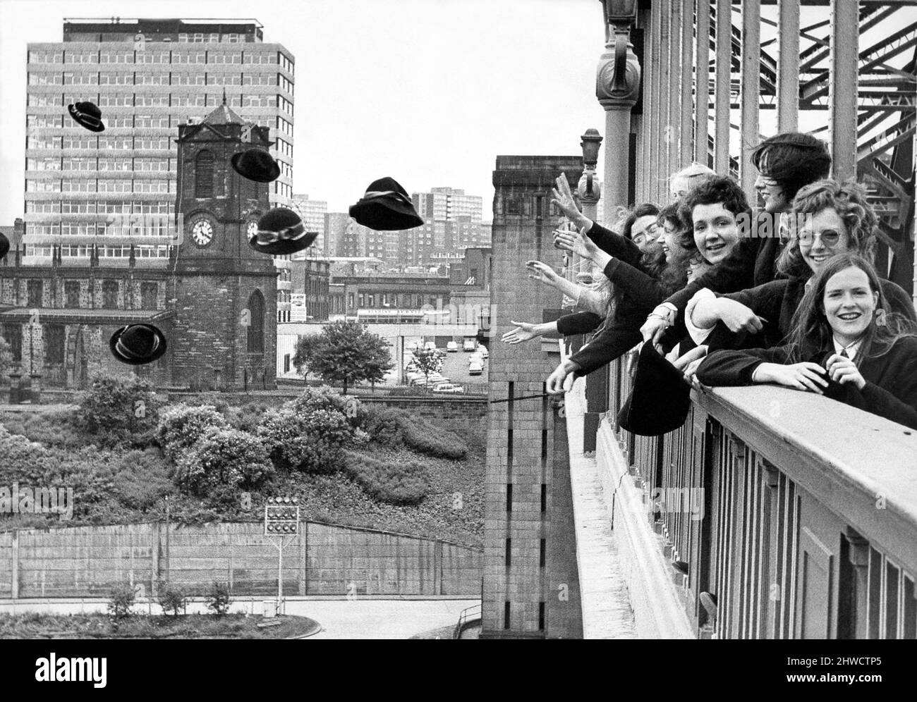 Pendant des générations, les filles de leur dernier mandat à l'école secondaire de l'église de Newcastle ont lancé leurs bonnets uniformes dans le Tyne. C'est la dernière fois que le capot est progressivement retiré. Banque D'Images