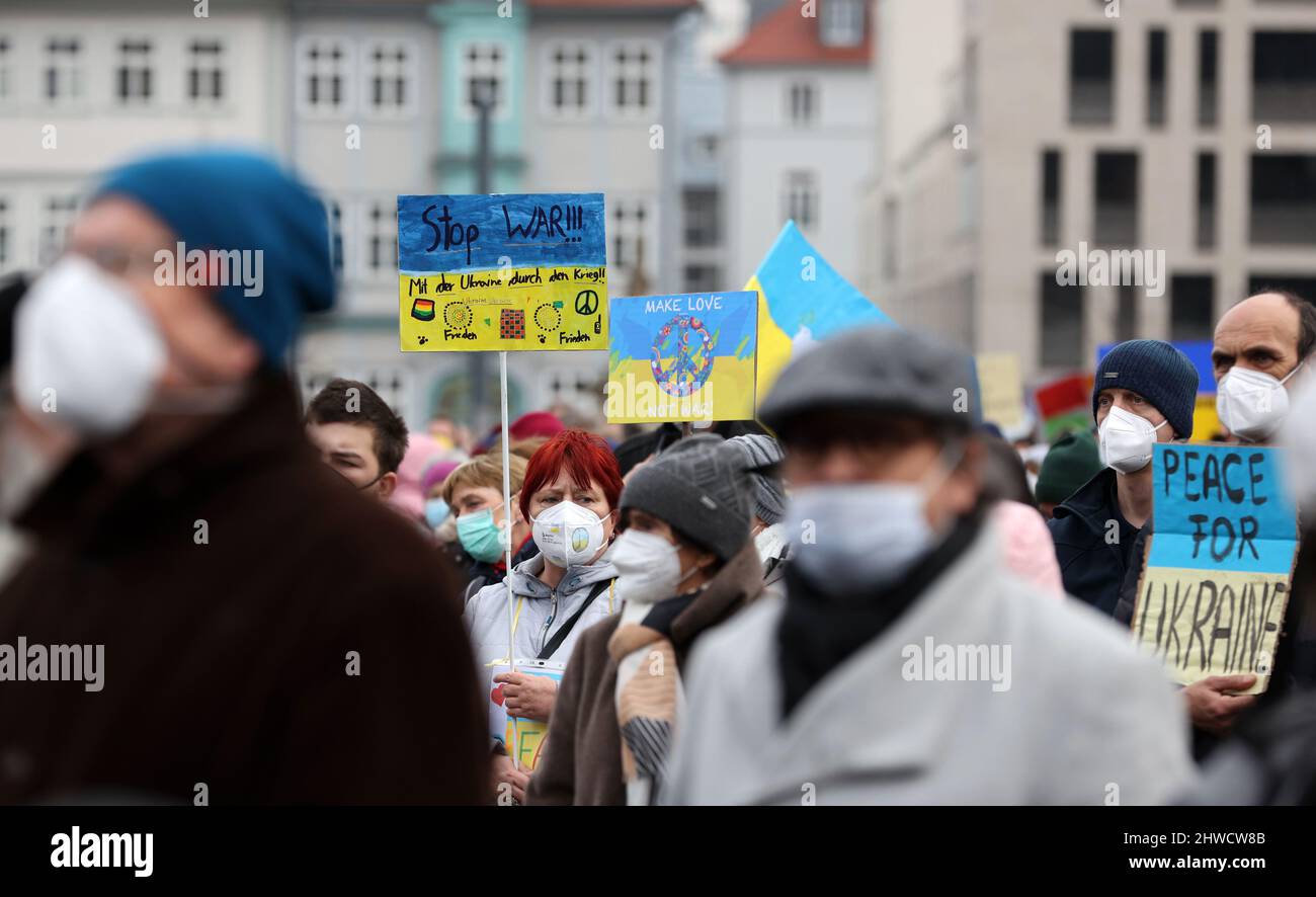 Erfurt, Allemagne. 05th mars 2022. « Top War », « Peace for Ukraine », a lu des affiches de manifestants lors d'un rassemblement organisé sur la place de la cathédrale sous le slogan « No War in Ukraine - Peace for Europe ». Credit: Karina Heßland-Wissel/dpa/Alay Live News Banque D'Images