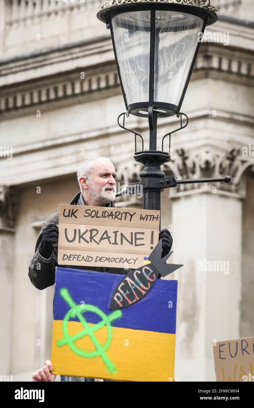 Londres, Royaume-Uni. 05th mars 2022. Les manifestants se sont une fois de plus rassemblés sur la place Trafalgar avec des pancartes, des panneaux et des drapeaux ukrainiens pour se rassembler contre l'invasion de l'Ukraine par la Russie et l'agression militaire dans le pays. Credit: Imagetraceur/Alamy Live News Banque D'Images