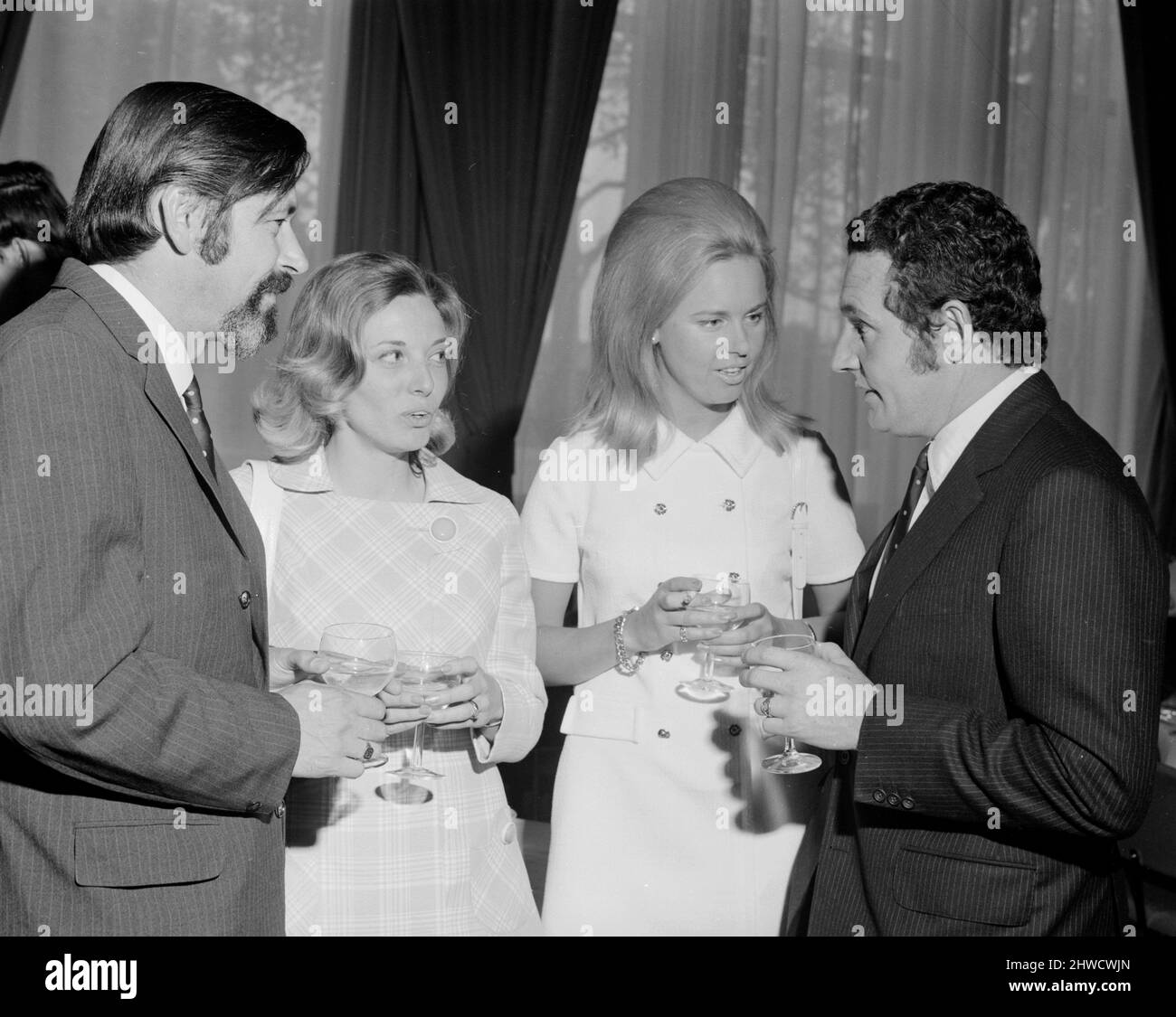 Tony Nash et sa femme Joan Nash avec Paddy Hopkirk et sa femme Jenny Hopkirk ont photographié ensemble lors de la réception des boissons de l'équipe de rallye Leyland à l'hôtel Royal Lancaster à Londres, le 1970 mai. Banque D'Images