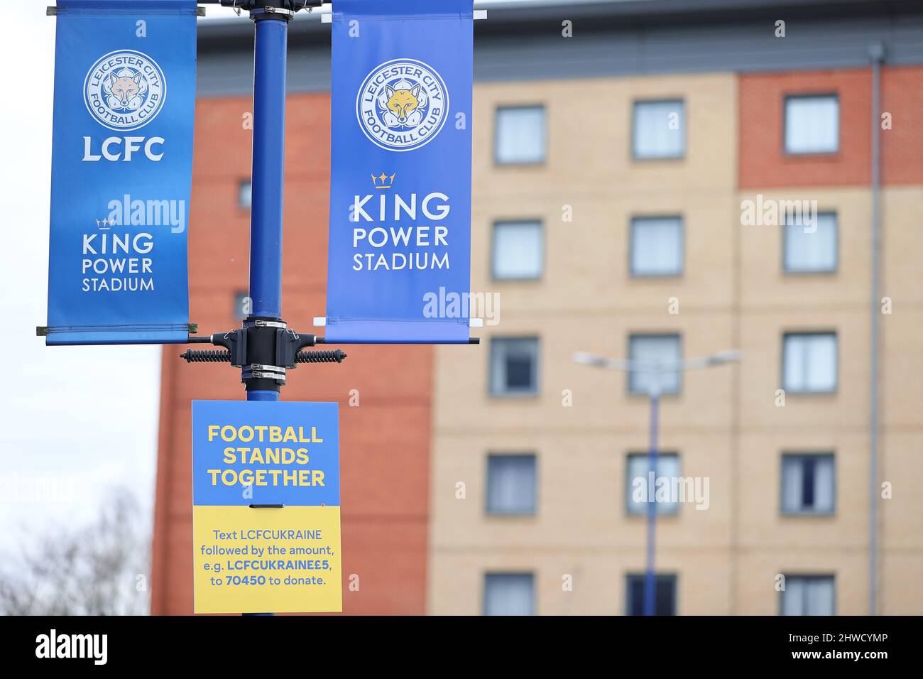 LEICESTER, ANGLETERRE - MARS 05: Un appel pour l'Ukraine signe est vu avant le match de Premier League entre Leicester City et Leeds United au stade King Power le 5 mars 2022 à Leicester, Royaume-Uni. (Photo de James HolyOak/MB Media) Banque D'Images